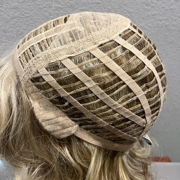 Raquel Welch It Curl
Pale Golden Honey RL16/88 - Picture 5 of 8